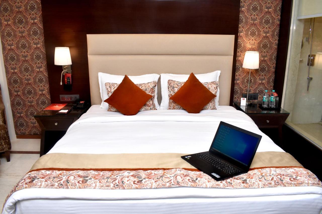Lords Plaza Surat Hotel Exterior photo