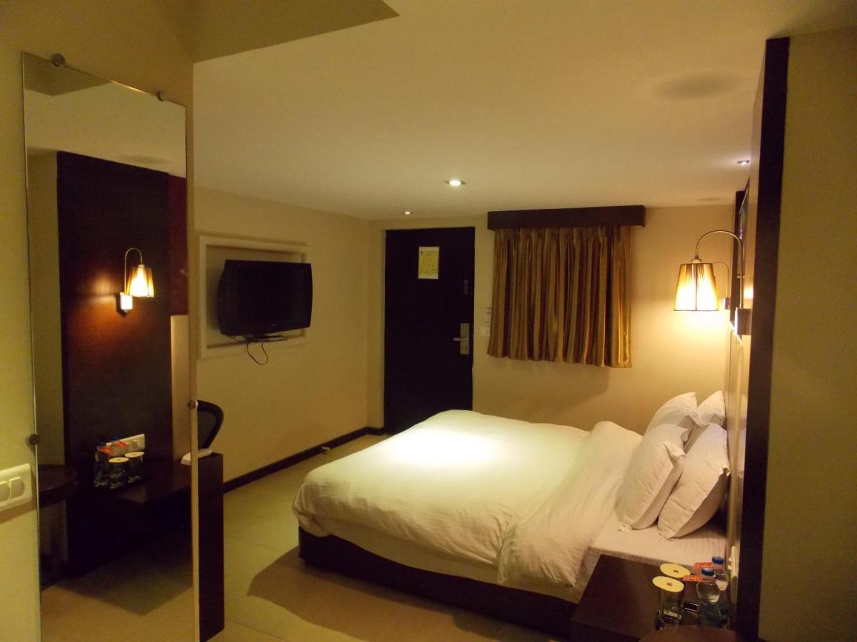 Lords Plaza Surat Hotel Exterior photo