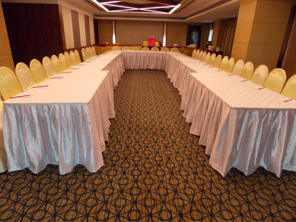 Lords Plaza Surat Hotel Exterior photo