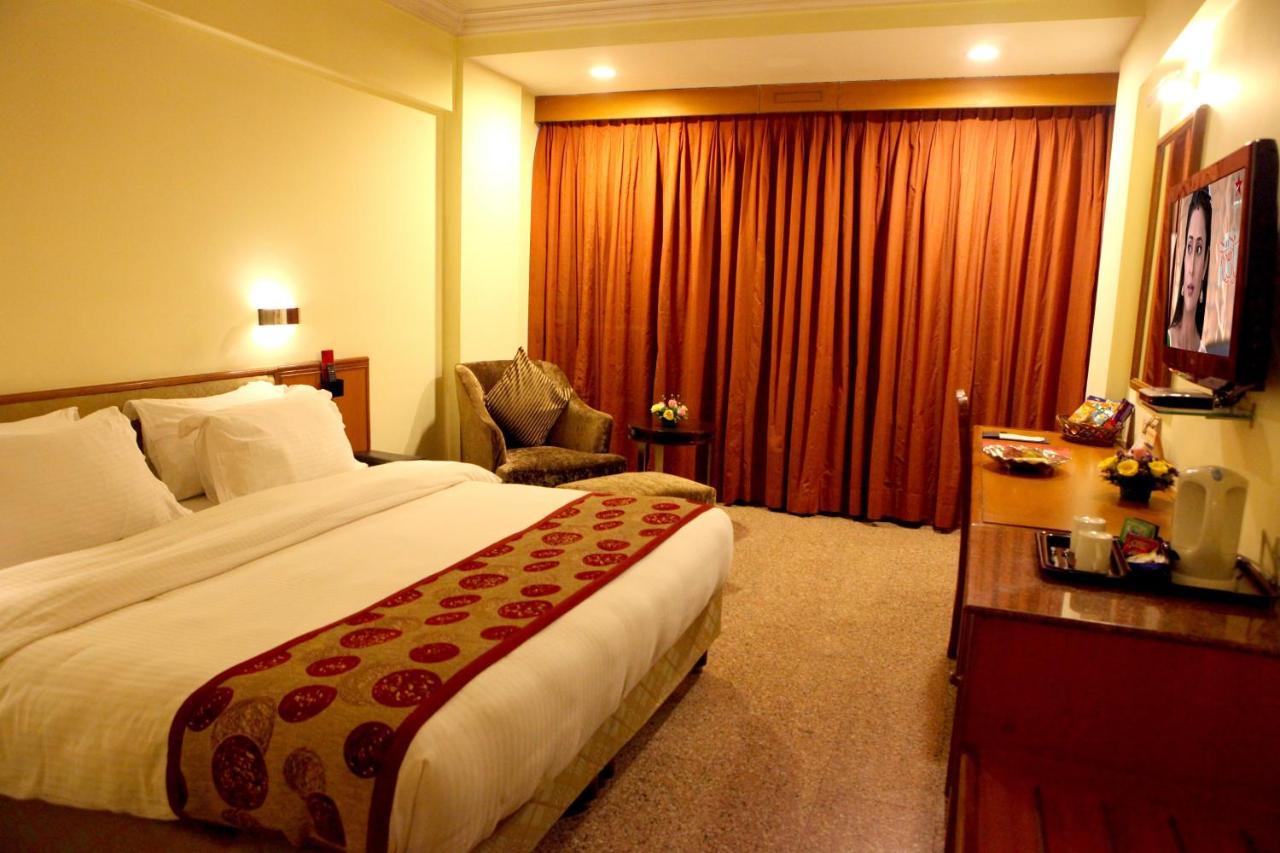 Lords Plaza Surat Hotel Exterior photo